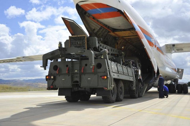 Türkiye'nin Rusya'dan aldığı S-400 sistemi kargo uçaklarla Ankara'ya taşınmıştı.